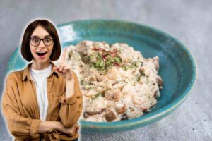 donna con risotto di pesce