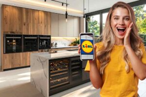 donna sorpresa in cucina con smartphone in mano