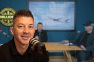 Enrico Porzio e nello sfondo il podcast Millions