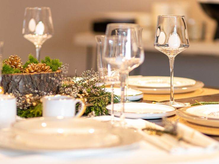 tavola tutta apparecchiata per le feste di natale