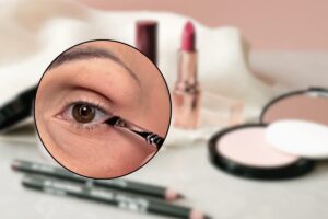 Occhio con pennellino e strumenti per il make up
