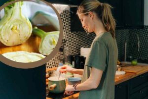 Donna che cucina finocchi