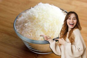 formaggio grattugiato in un recipiente