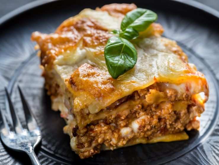 lasagna in piatto nero