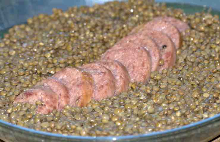 lenticchie e cotechino in una padella