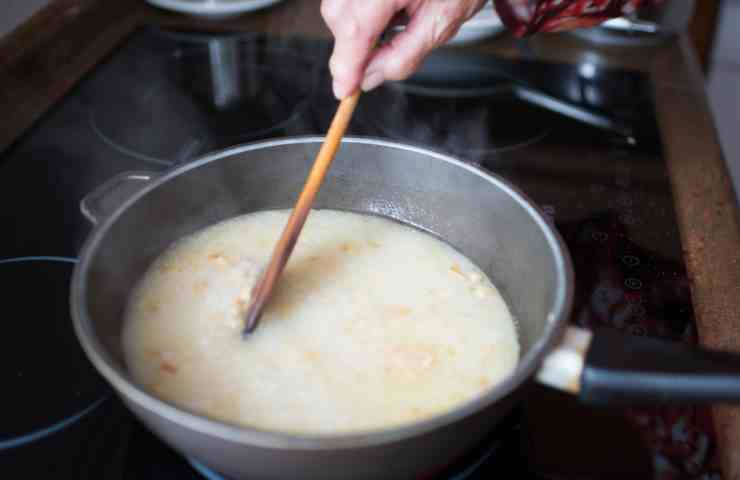 riso in pentola con mestolo