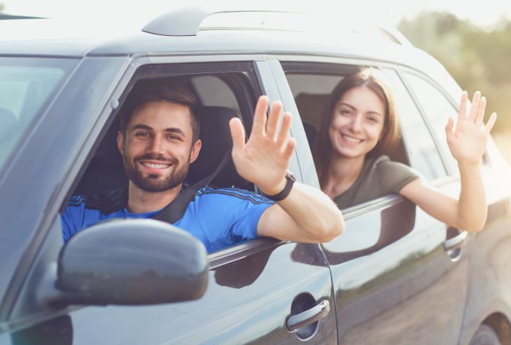 uomo e donna in auto