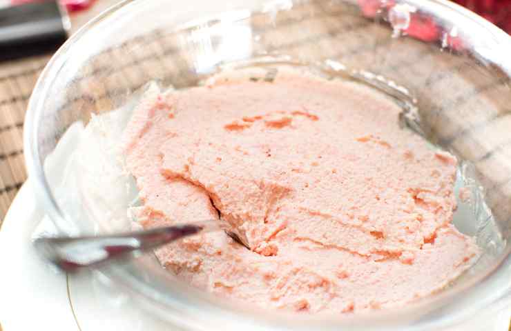 mousse di mortadella in una ciotola
