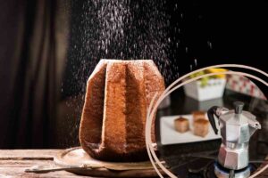 pandoro e macchinetta del caffè