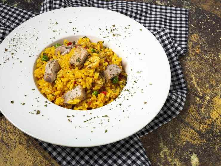 piatto di riso e tonno con zafferano