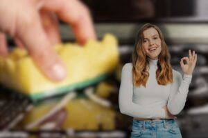 donna che pulisce piano cottura con spugna e un'altra che fa ok con le mani