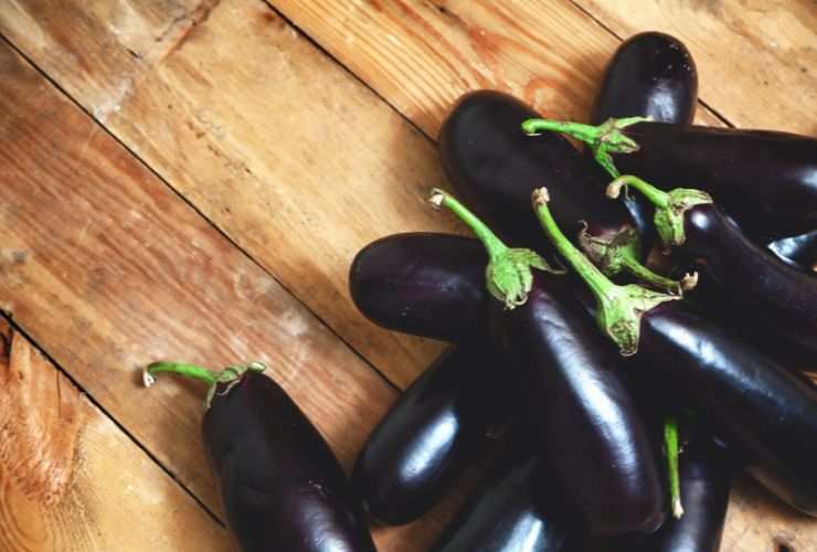 melanzane su tagliere di legno