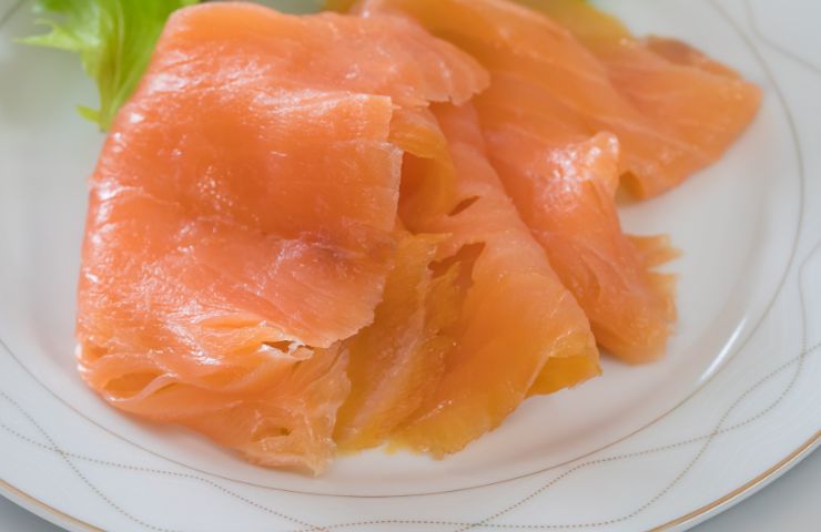 salmone affumicato a fette nel piatto