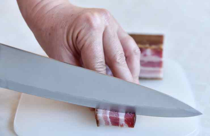 guanciale da tagliare a listarelle