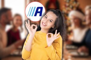 parenti nel giorno di natale a tavola, logo action in icona rossa e donna che fa ok con le mani