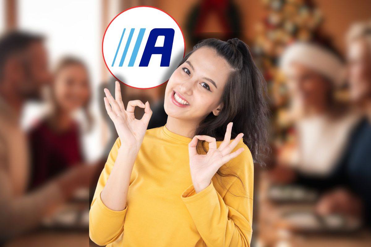 parenti nel giorno di natale a tavola, logo action in icona rossa e donna che fa ok con le mani 