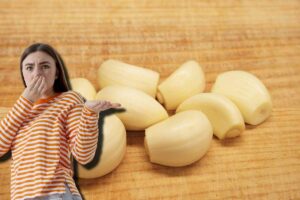 donna che sente odore d'aglio