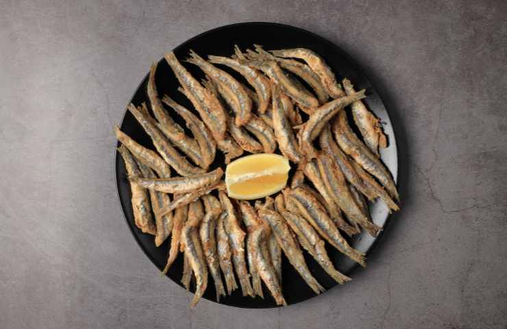 alici fritte con spicchio di limone
