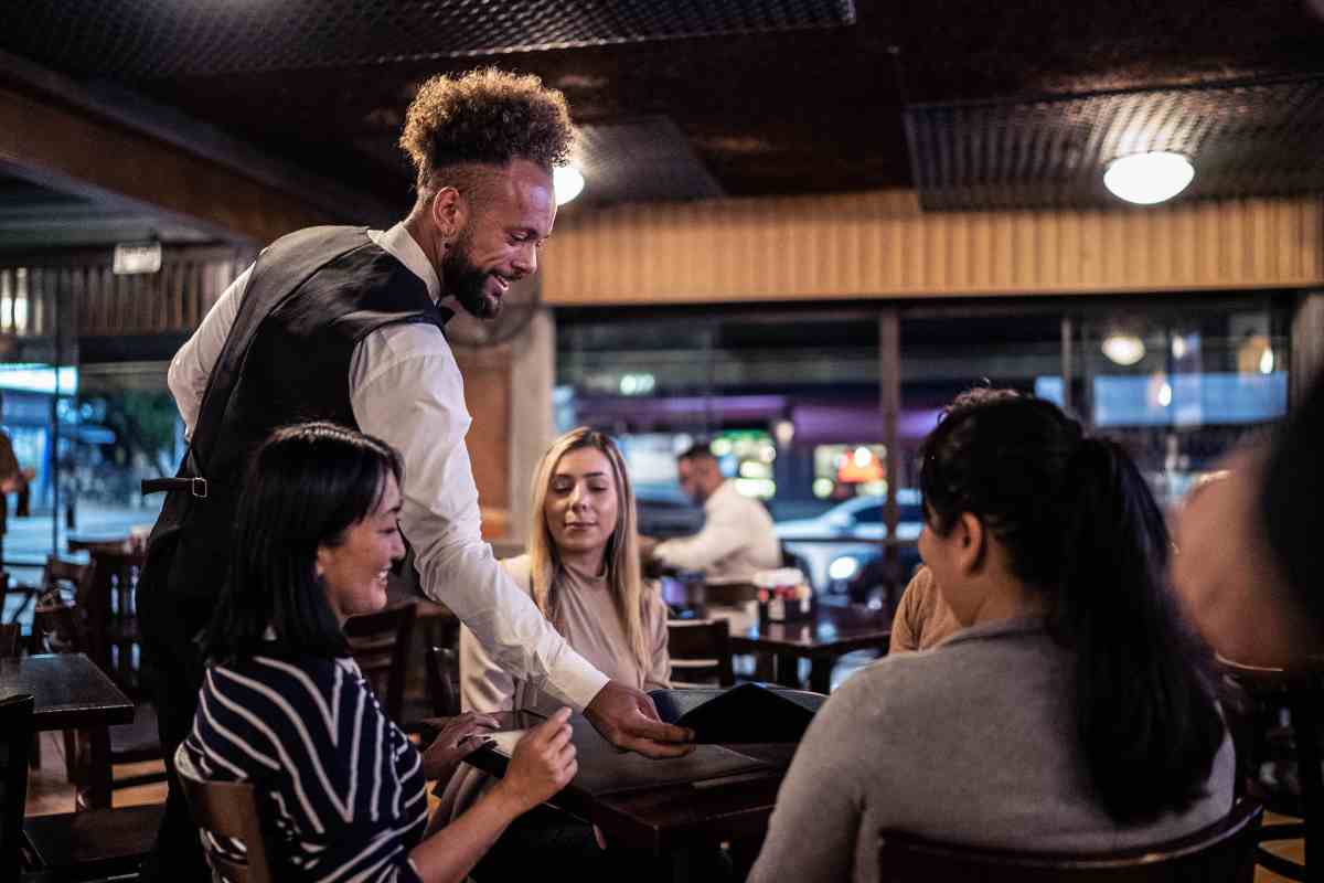 cameriere sparecchia tavolo