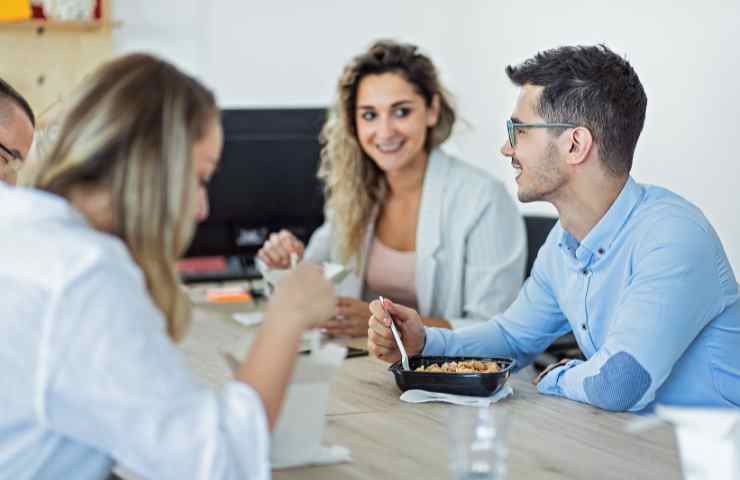 colleghi di lavoro a pranzo