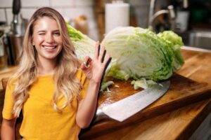 donna che cucina la verza