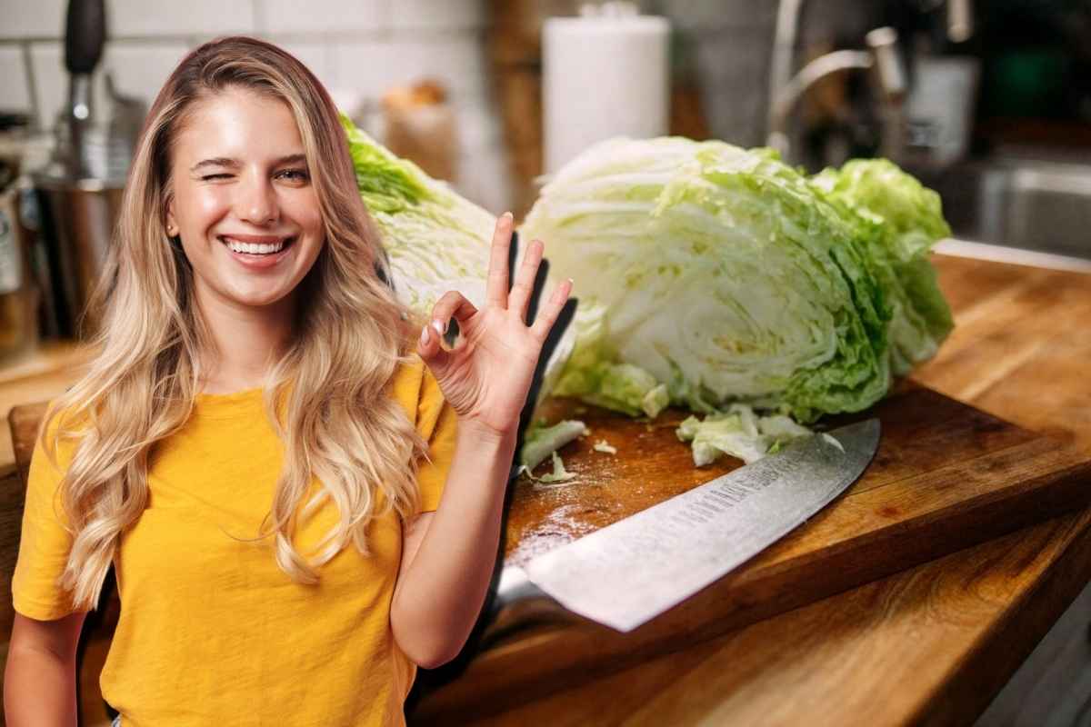 donna che cucina la verza