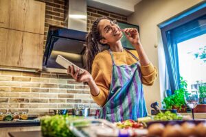 donna in cucina sorridente