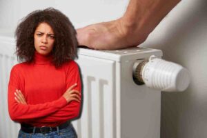 donna che guarda il termosifone