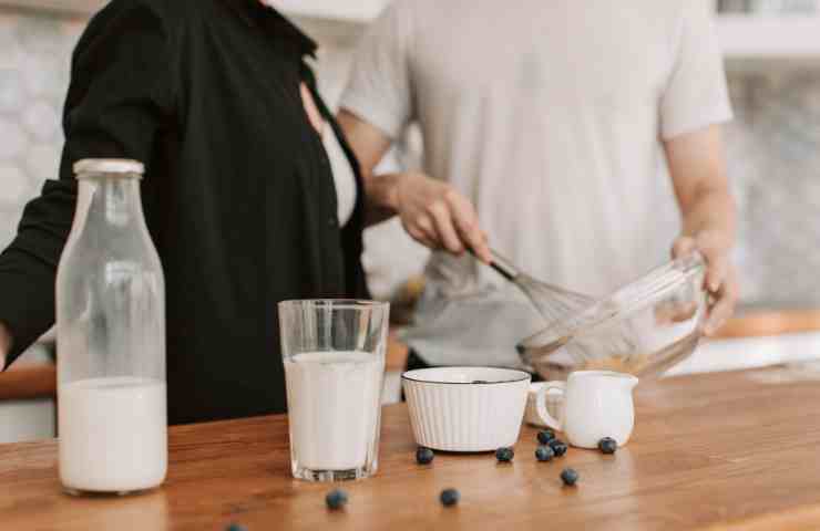 latte in una ciotola per impasto torta