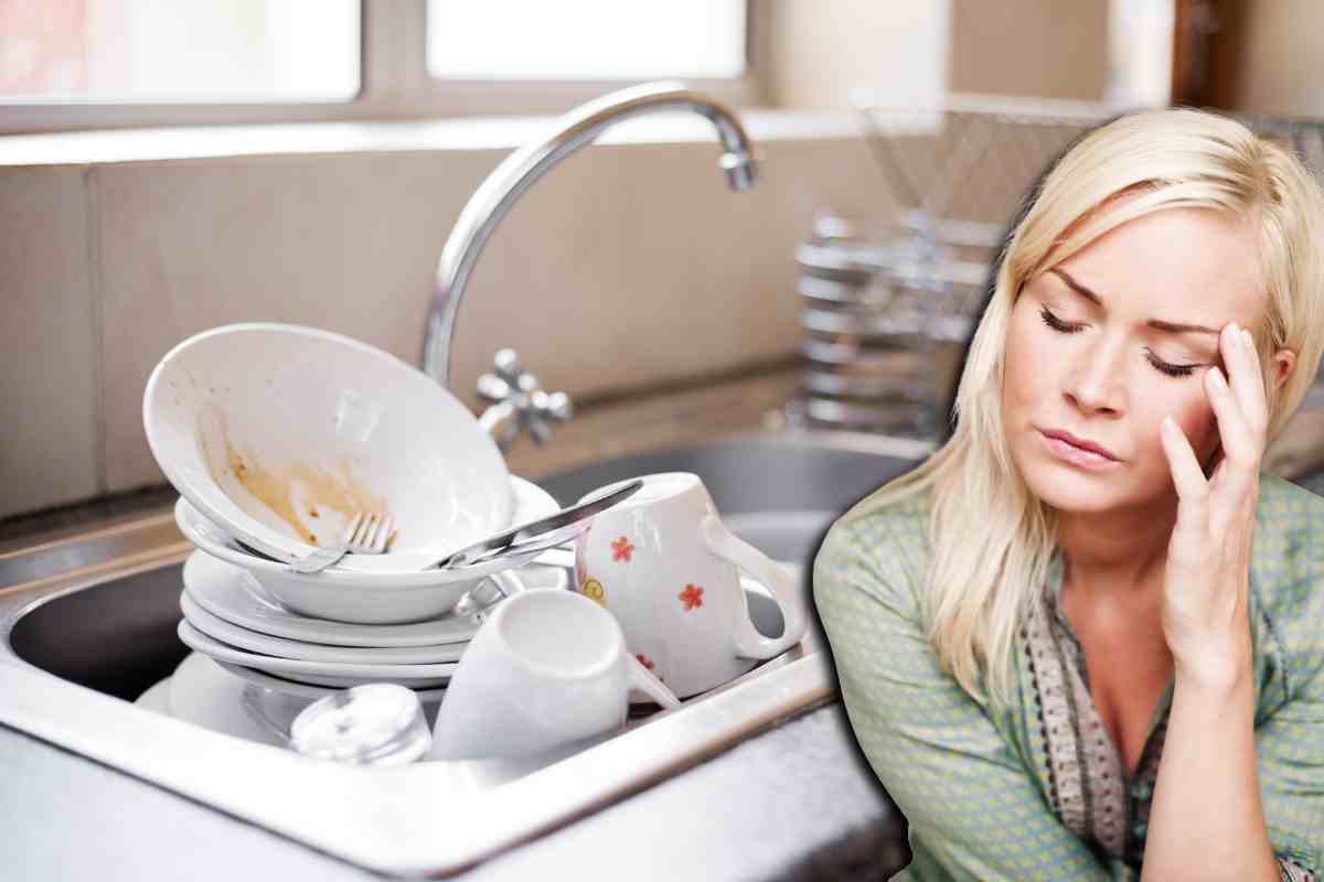 donna stanca con piatti da lavare