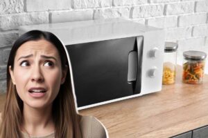 donna preoccupata per il microonde