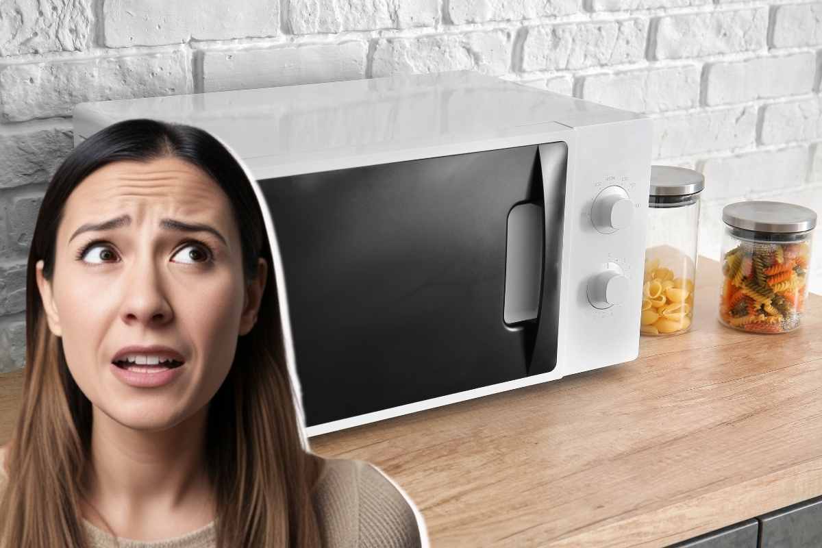 donna preoccupata per il microonde
