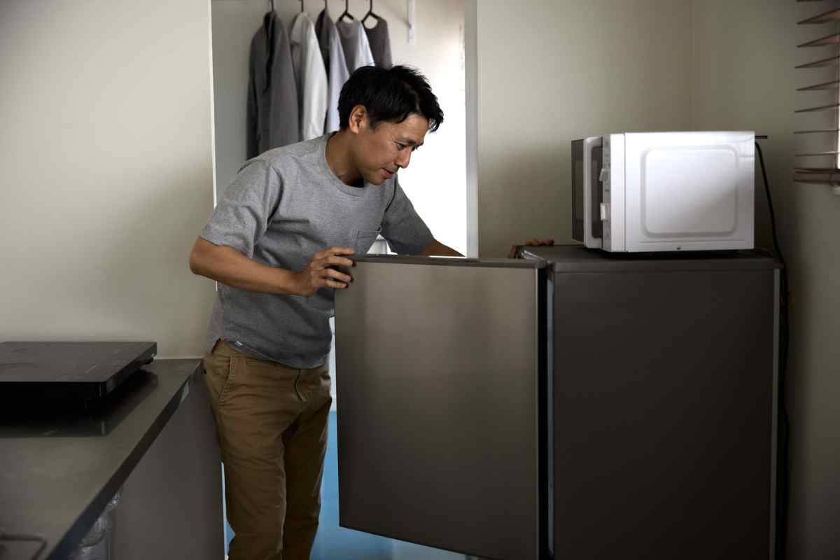 microonde posizionato sopra il frigo