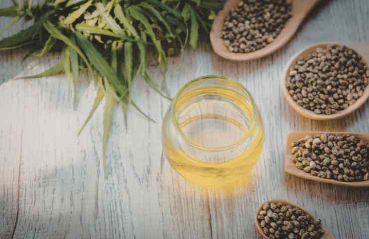 olio di semi su piano da lavoro