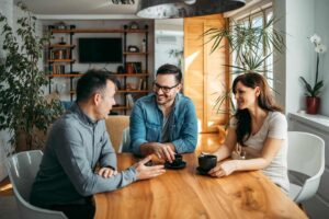 persone che parlano tra loro