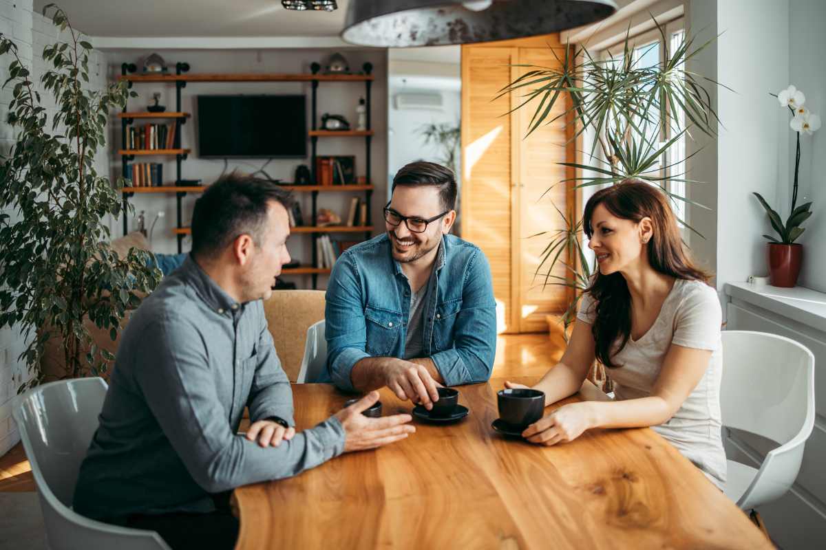 persone che parlano tra loro