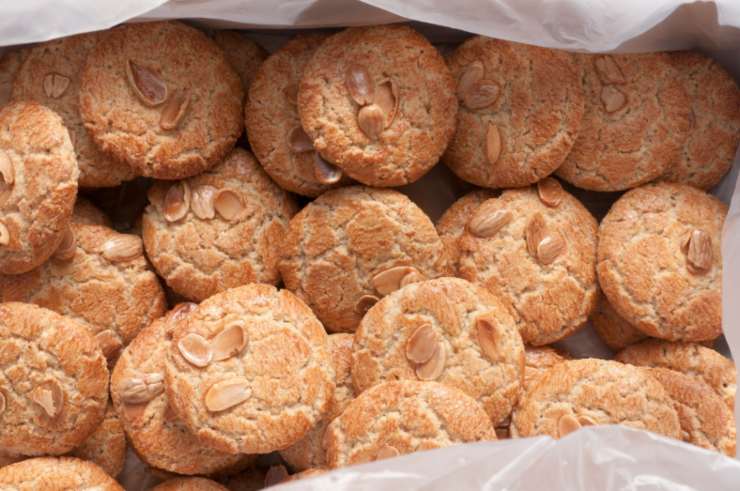 biscotti alle mandorle sparsi