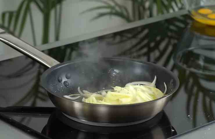 rosolare le cipolle in padella