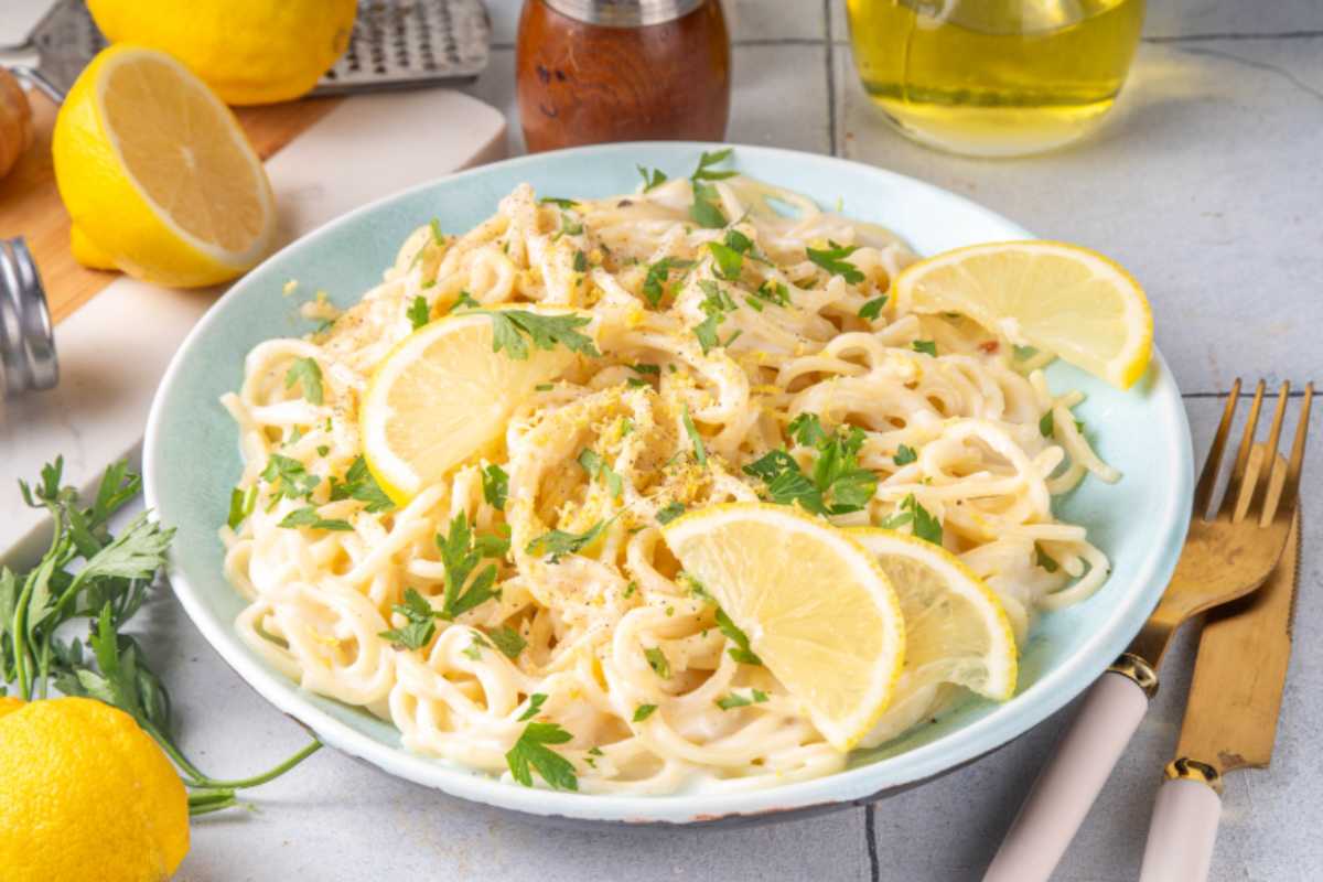 piatto di spaghetti al limone