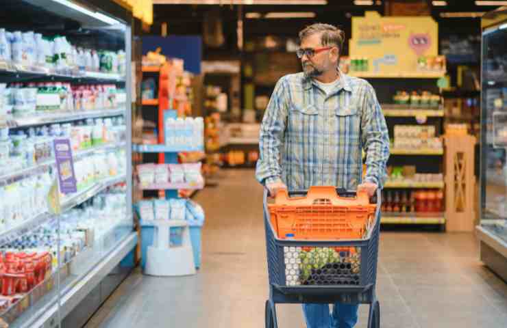 uomo che fa la spesa