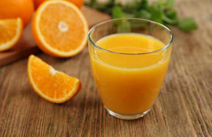 succo d'arancia in bicchiere