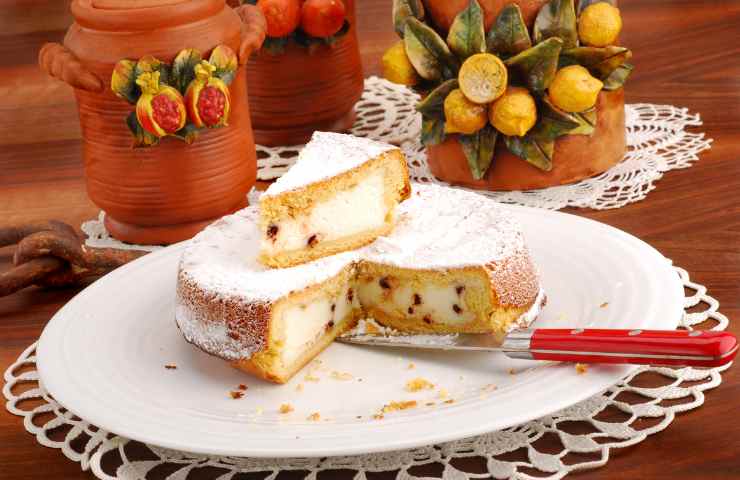 torta di ricotta appena tagliata