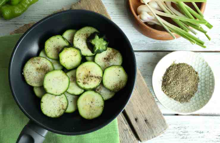 zucchine tagliate in padella