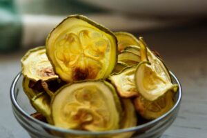 ciotola con chips di zucchine
