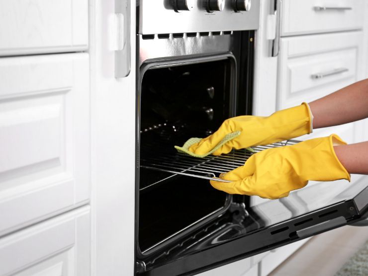 persona che pulisce forno