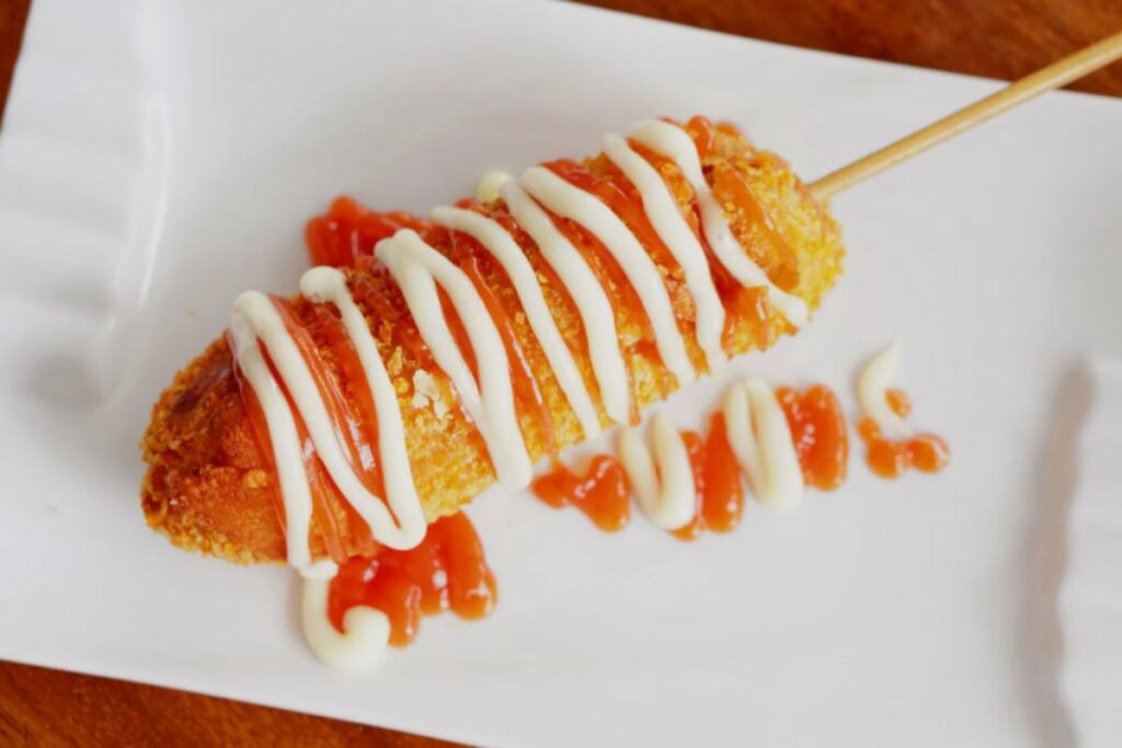 corn dog in piatto con salse