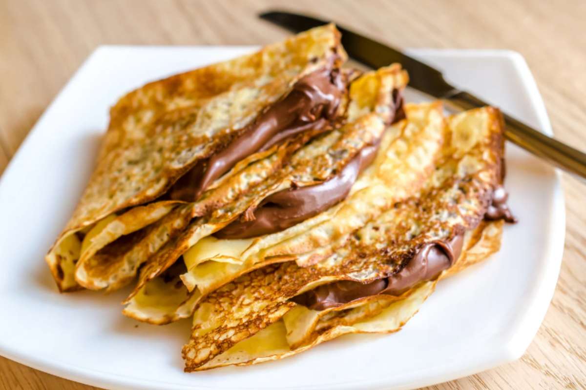 crepes al cioccolato in un piatto