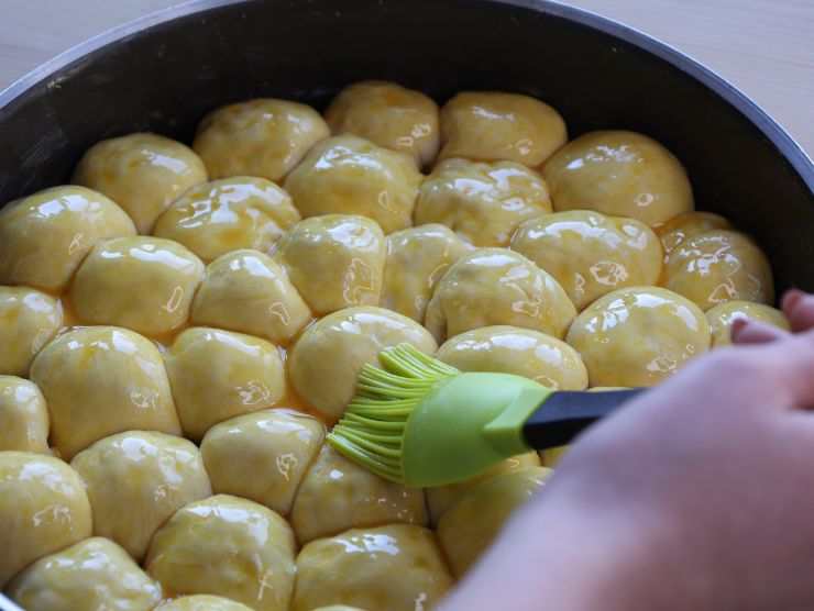 persona che spennella con uovo il danubio