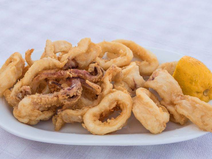 vassoio con calamari fritti
