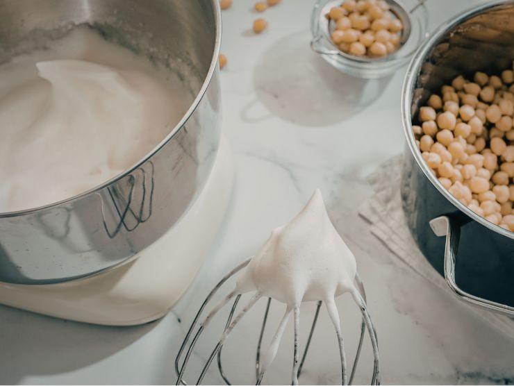 preparazione dell'acquafaba con ceci